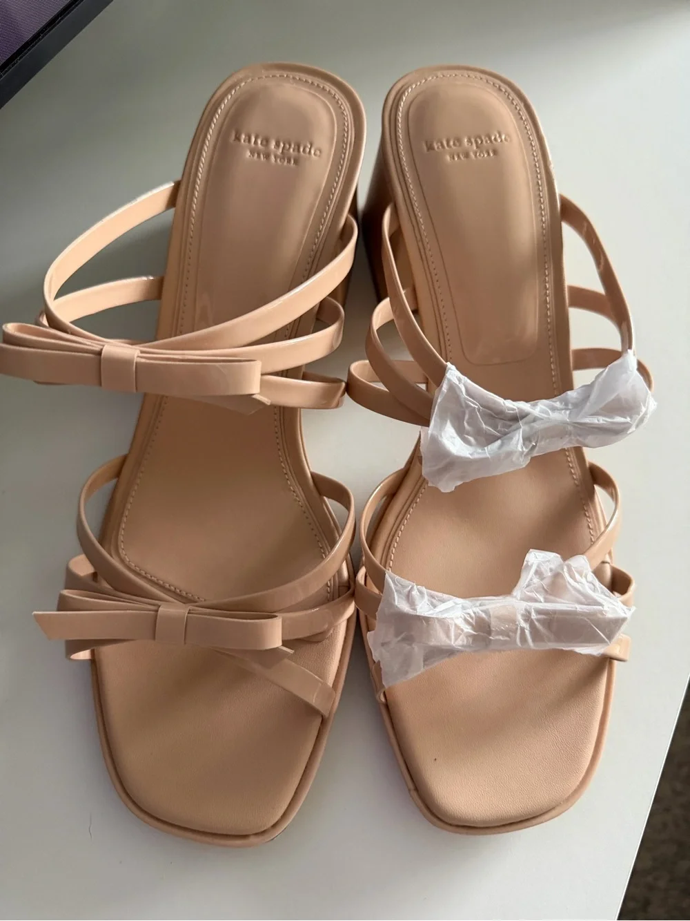 Kate Spade New York Carolina Beige Patent Leather Bow Sandals Size 10B